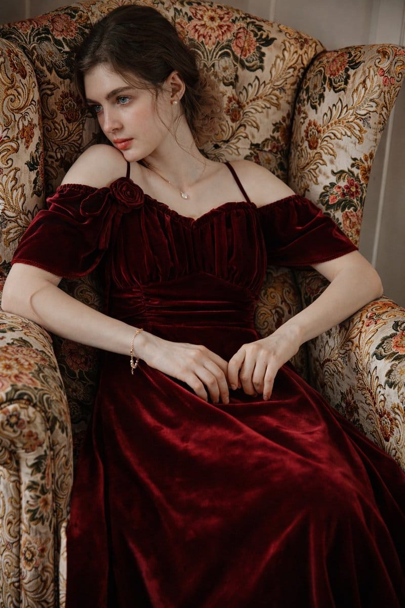 8K Photorealistic Portrait in Burgundy Velvet Dress - Prompt de IA