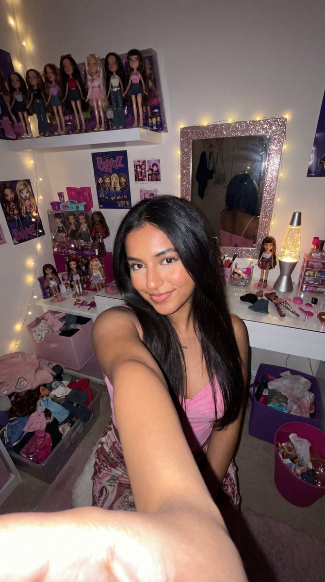8k Ultra-Photorealistic Bratz Doll Themed Selfie - AIプロンプト
