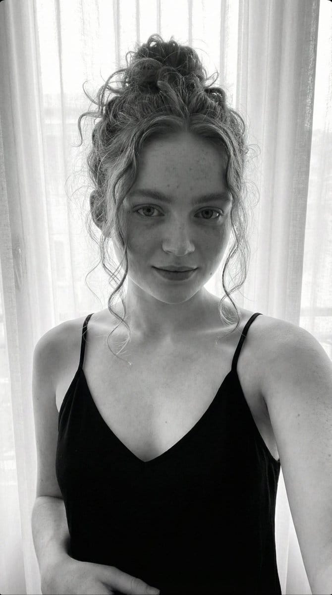 Black and White Candid Portrait with Film Grain - KI-Prompt