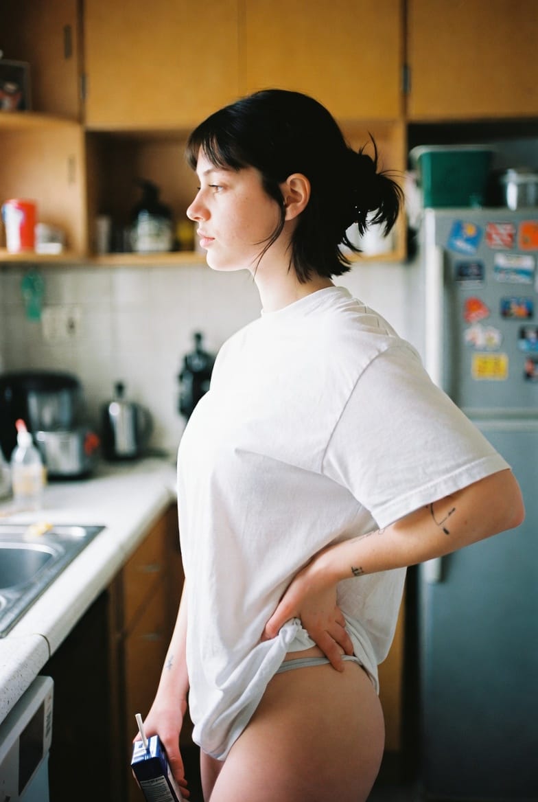 Candid Domestic Lifestyle Photography Prompt - AIプロンプト