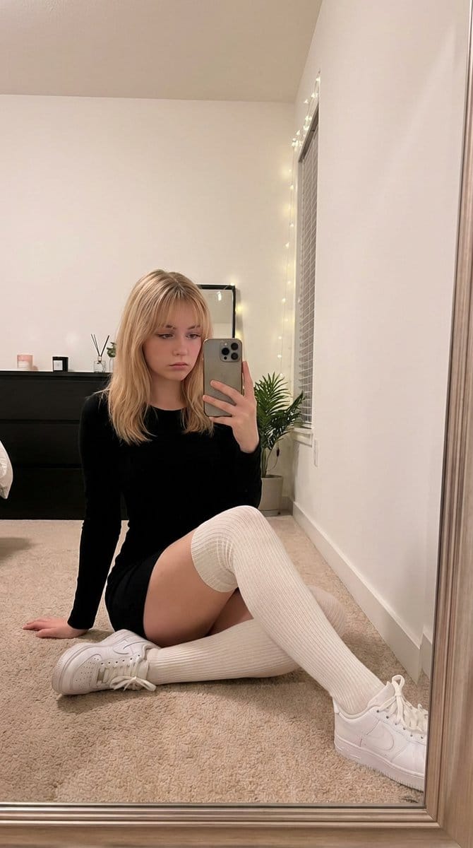 Candid Mirror Selfie in Soft Aesthetic Bedroom - Prompt de IA