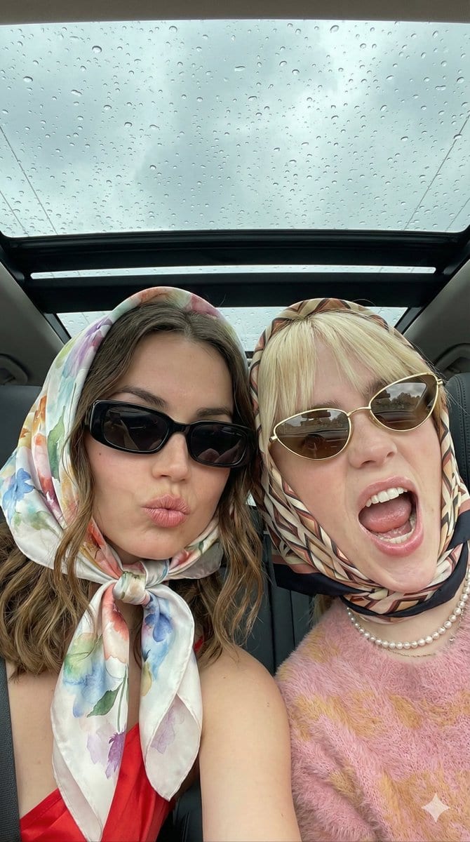 Candid Retro-Chic Car Selfie Prompt - AI提示词