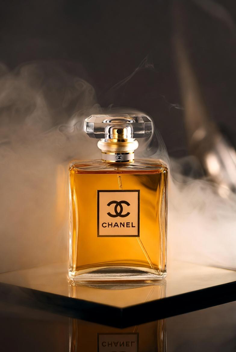 Chanel Perfume Product Shot Prompt - KI-Prompt