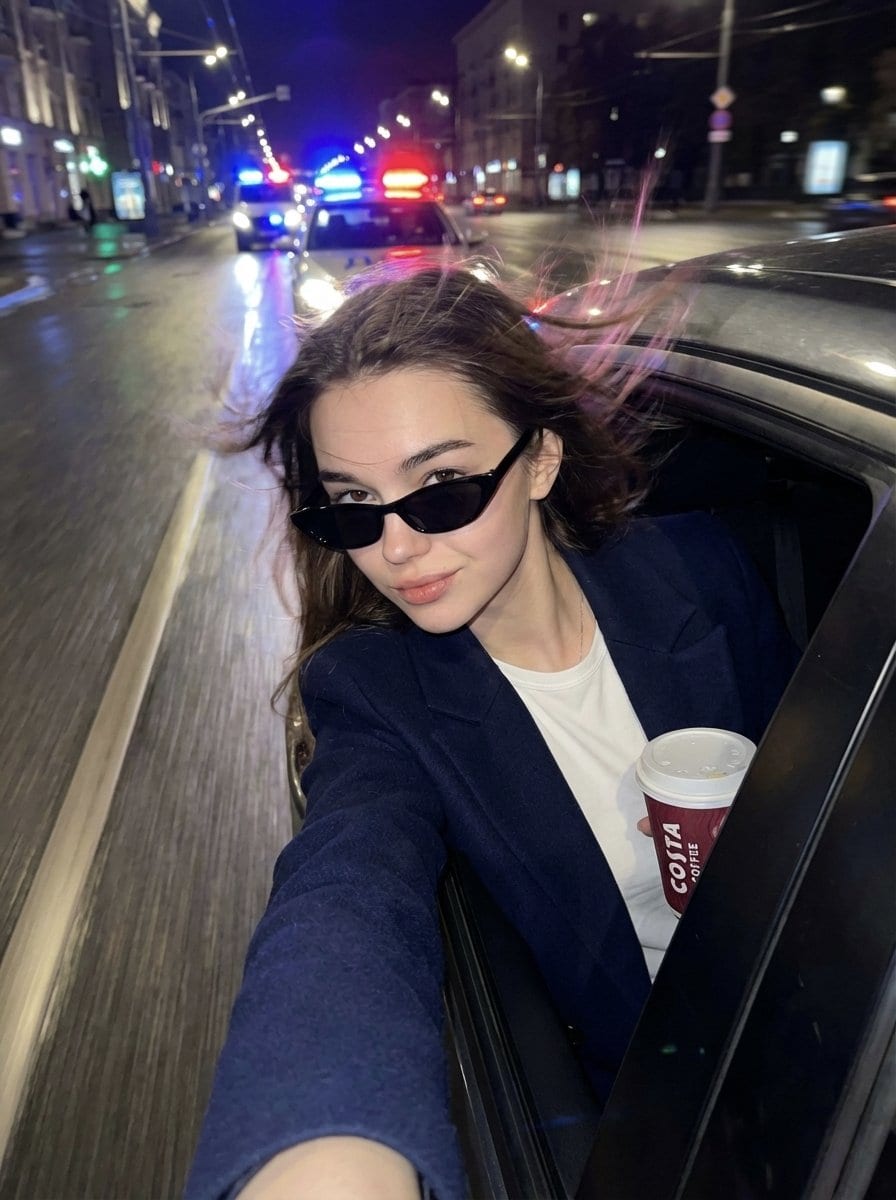 Cinematic Night Street Selfie Prompt with Identity Lock - AI 프롬프트