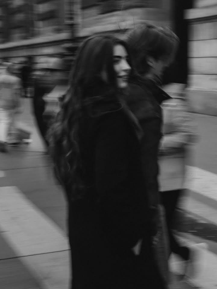 Cinematic Romantic Street Photography - AI提示詞