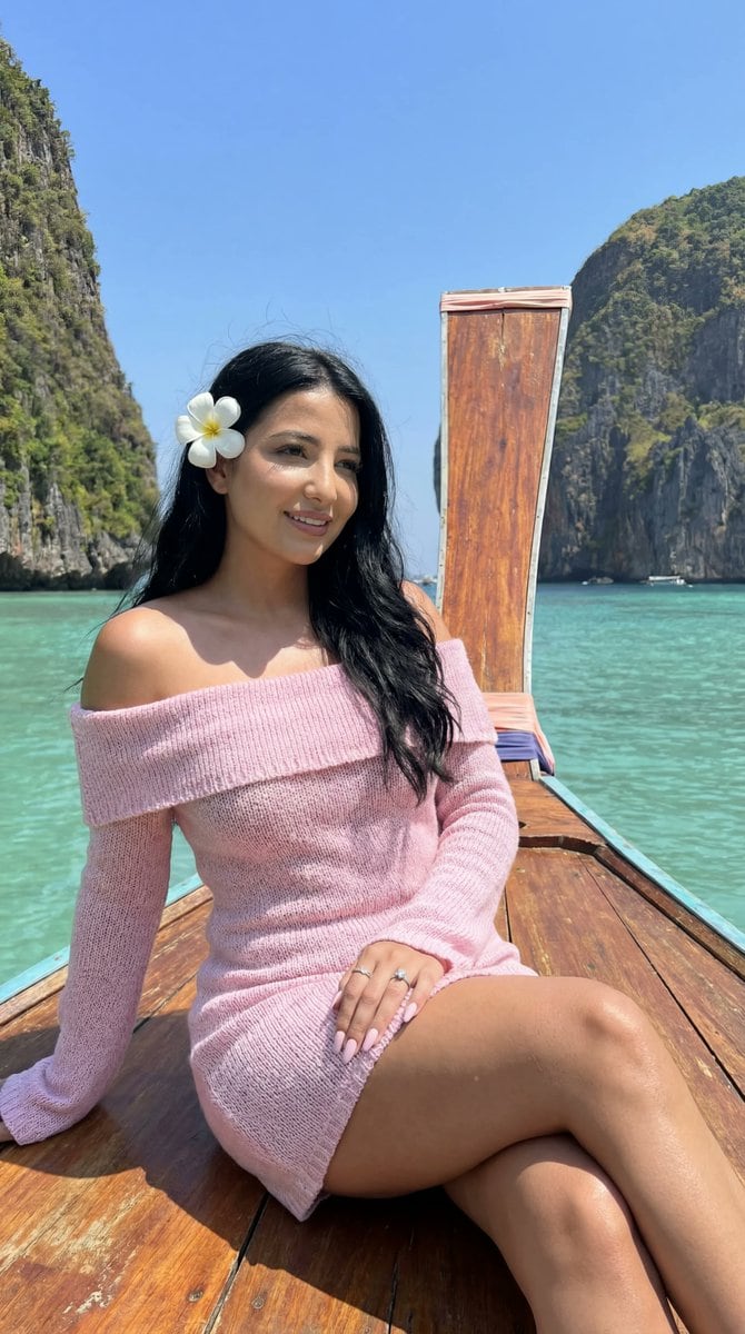 Cinematic Tropical Lagoon Travel Editorial Portrait - AI 프롬프트