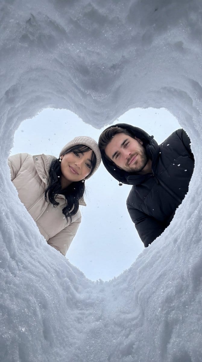 Cinematic Winter Photoshoot with Heart-Shaped Snow Frame - KI-Prompt