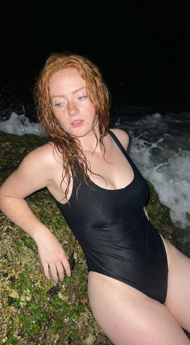 Close-up Night Beach Portrait of Woman in Black Swimsuit - AI 프롬프트