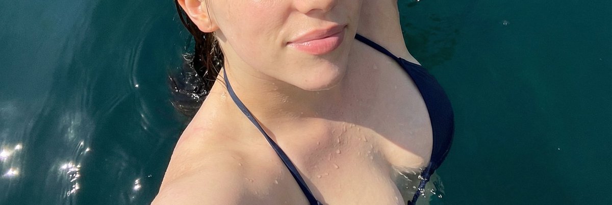 Preview image for Close-Up Water Selfie of Billie Eilish prompt
