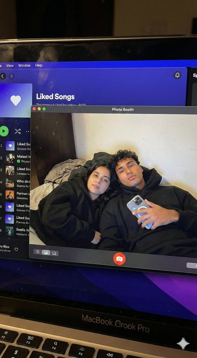 Couple MacBook screen selfie simulation prompt - AIプロンプト