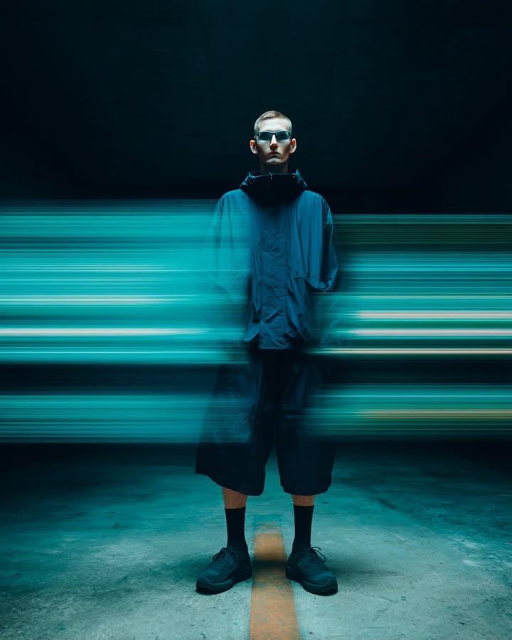 Cyberpunk motion blur fashion portrait prompt (Midjourney style) - Prompt IA