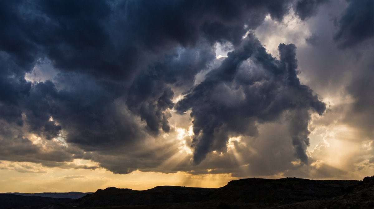 Dramatic Cloud Formation Illusion - AI 프롬프트