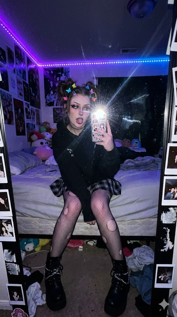 Preview image for E-Girl Mirror Selfie Prompt (JSON Format) prompt