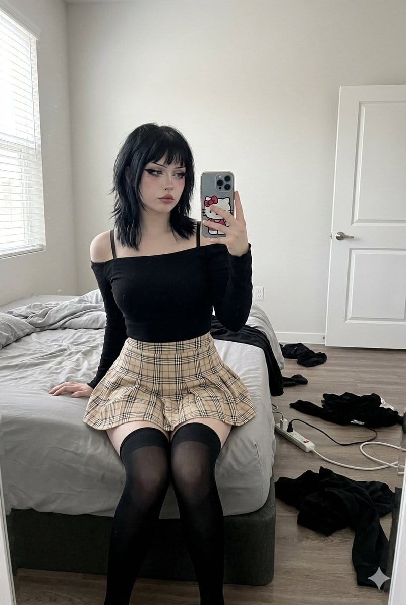 E-Girl Mirror Selfie with Deep Depth of Field - AIプロンプト