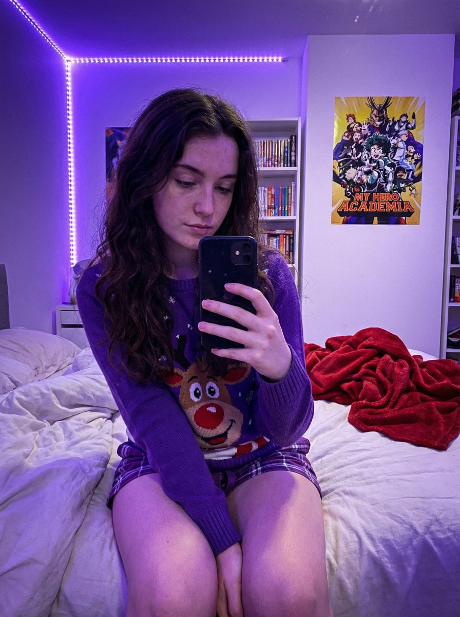 Gen Z Bedroom Selfie Prompt (Purple LED Light) - Prompt IA