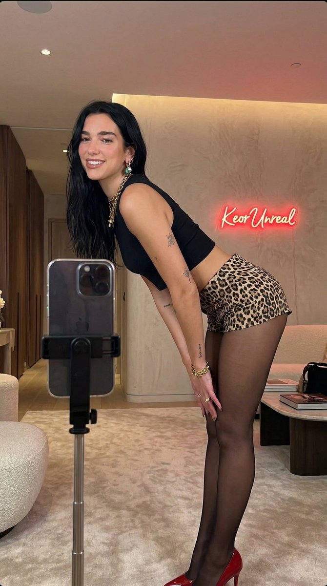 Preview image for Glamorous Luxury Room Selfie prompt