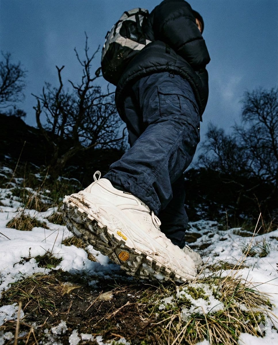 Gorpcore Editorial: Extreme Worm's-Eye View of Hiking Boot - KI-Prompt