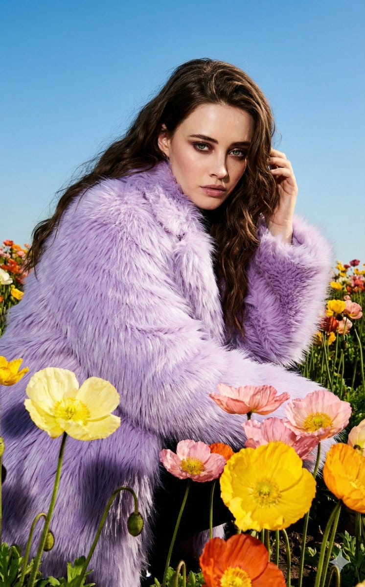Harsh Flash Fashion Portrait in Flower Field Prompt - AI提示词