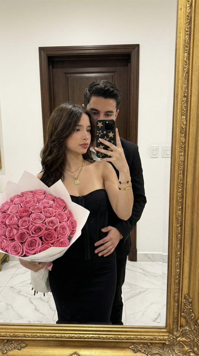 High-Fidelity Mirror Selfie with Valentine's Roses and Identity Lock - AI 프롬프트
