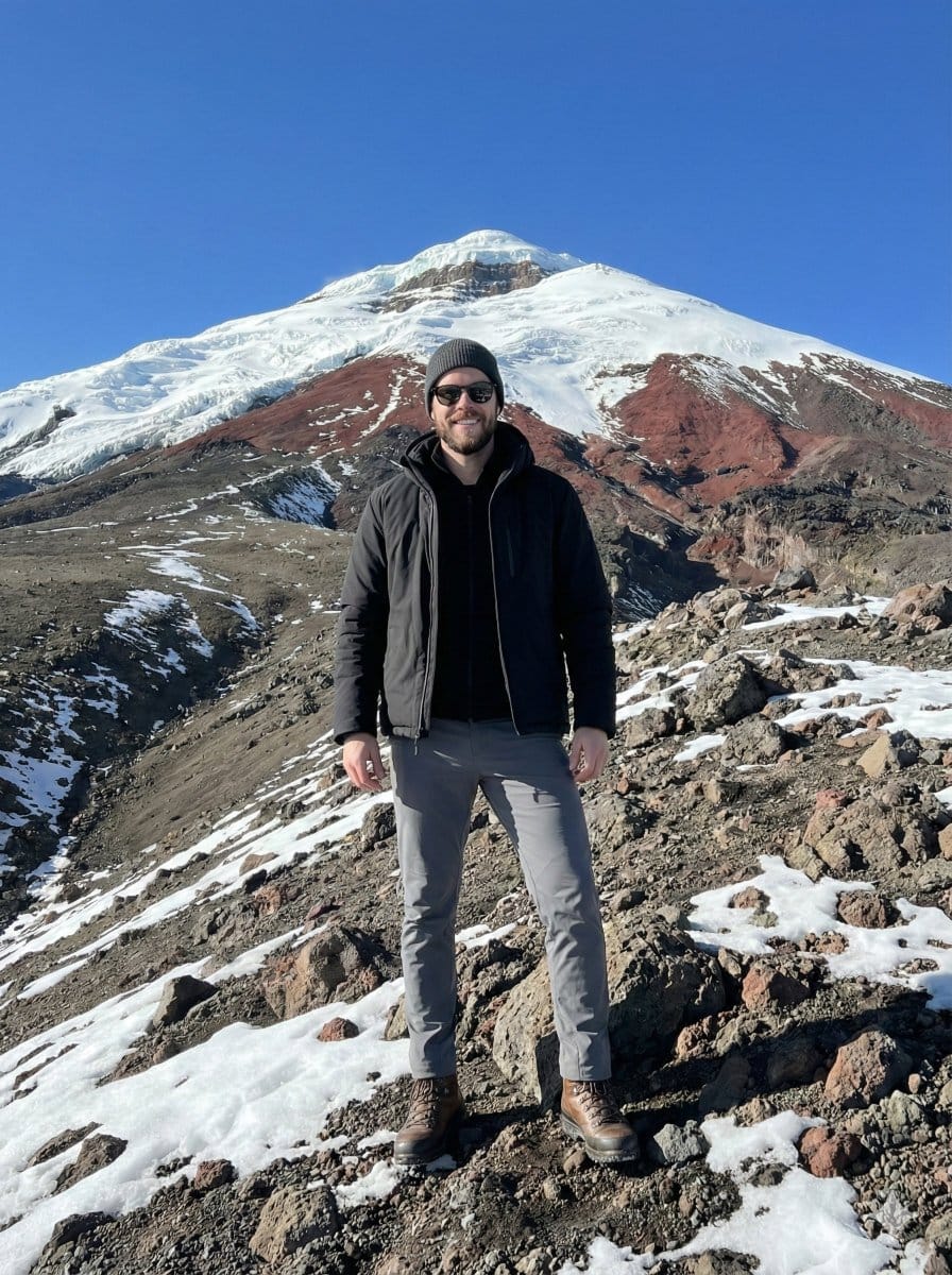 Hyper-realistic Editorial Photo at Cotopaxi, Ecuador - KI-Prompt