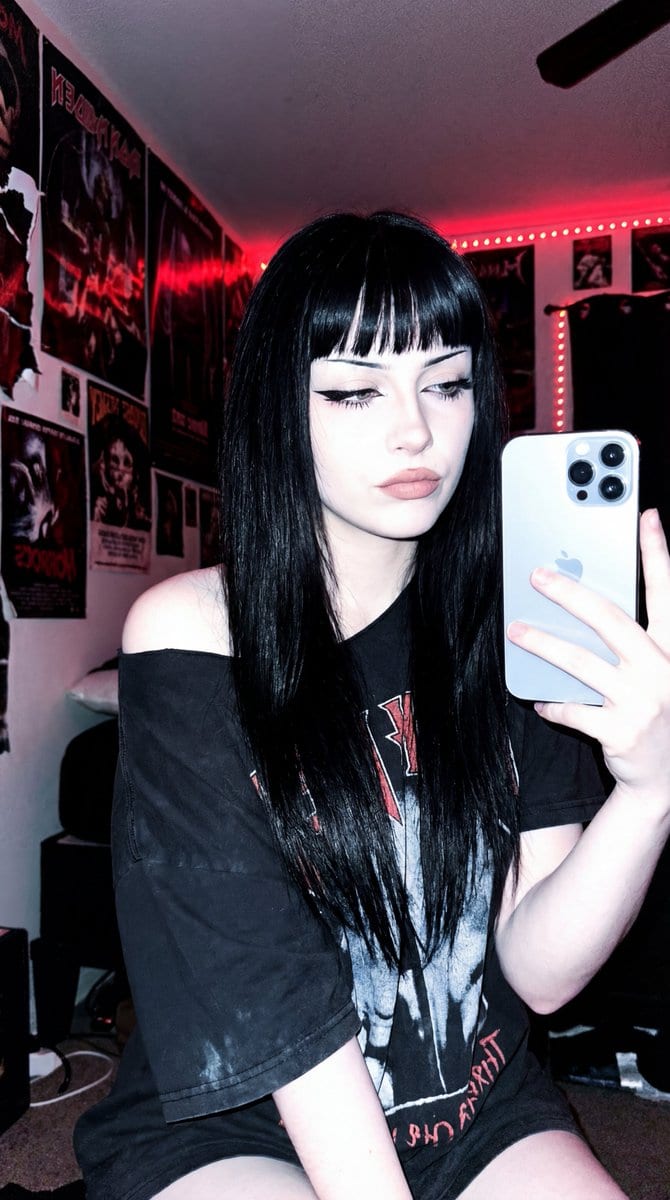 Hyper-Realistic iPhone Flash Selfie Prompt - Промпт ИИ