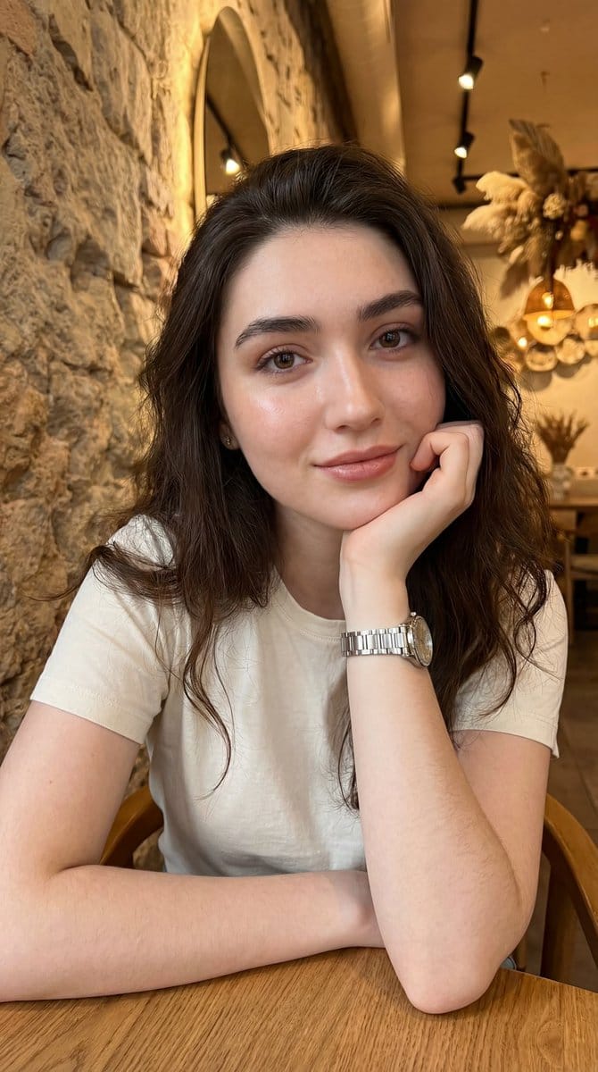 Identity-Locked Café Portrait - Prompt IA