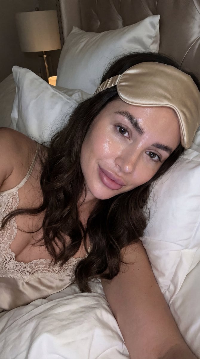 Influencer Candid Bedtime Selfie (Clean Girl Aesthetic) - AI提示词
