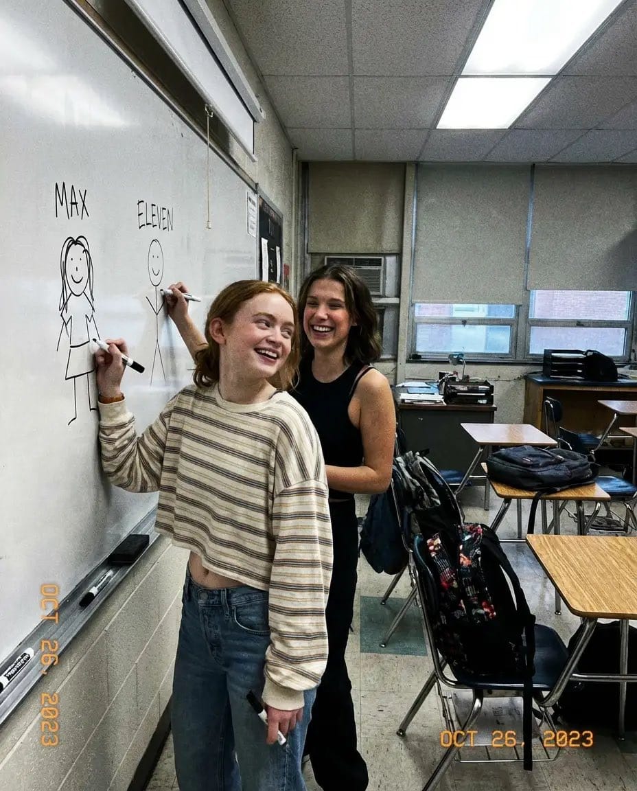 Low-Quality Candid Smartphone Photo of Sadie Sink and Millie Bobby Brown - Prompt IA