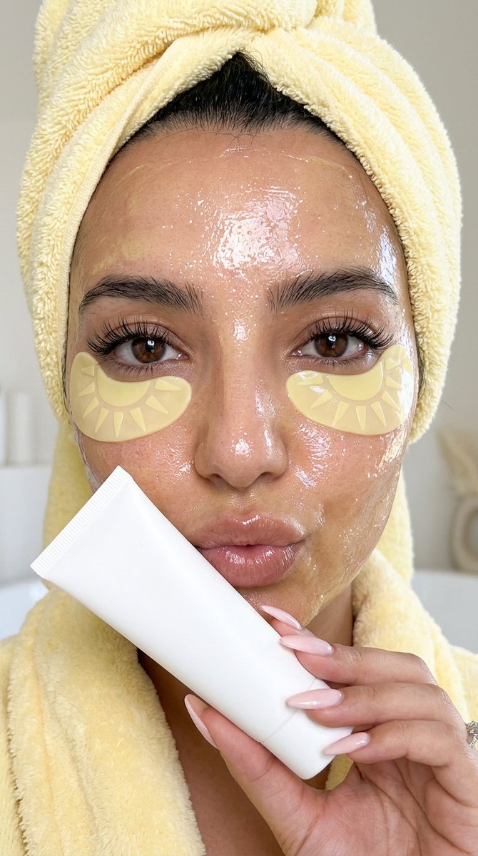 Preview image for Luxury Skincare Selfie Concept prompt