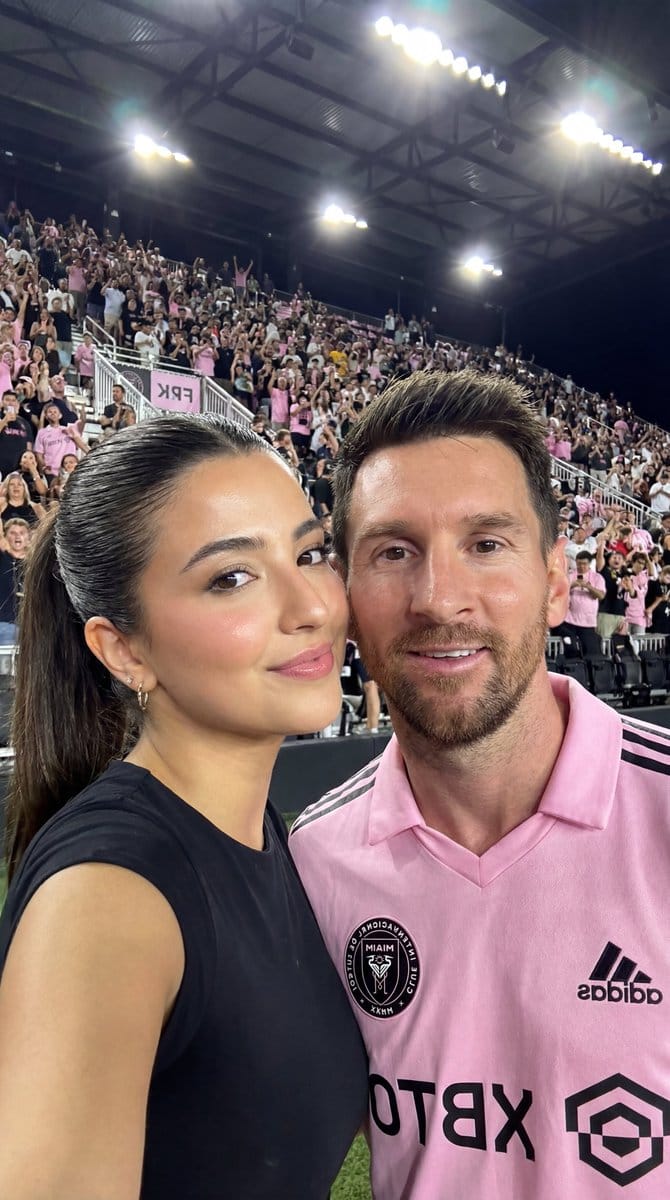 Messi and Influencer Stadium Selfie (Identity Locked) - Prompt de IA