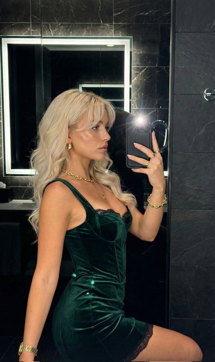 Night Luxe Flash Photography Mirror Selfie - AI 프롬프트