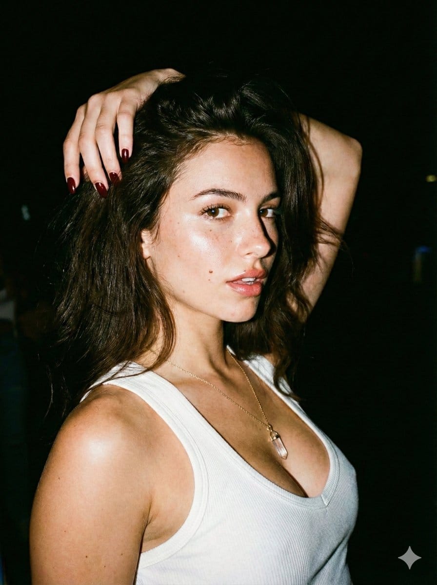 Paparazzi Flash Portrait: Nightlife Glamour - Prompt IA