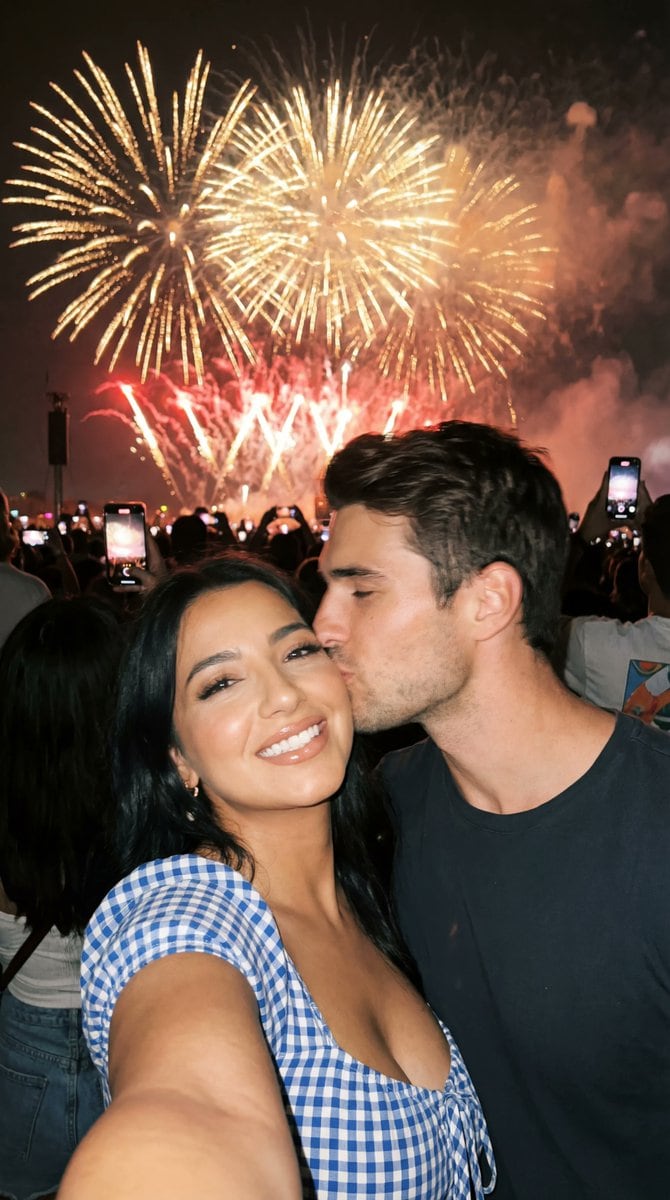 Photoreal Candid Fireworks Couple Selfie Prompt - AI 프롬프트