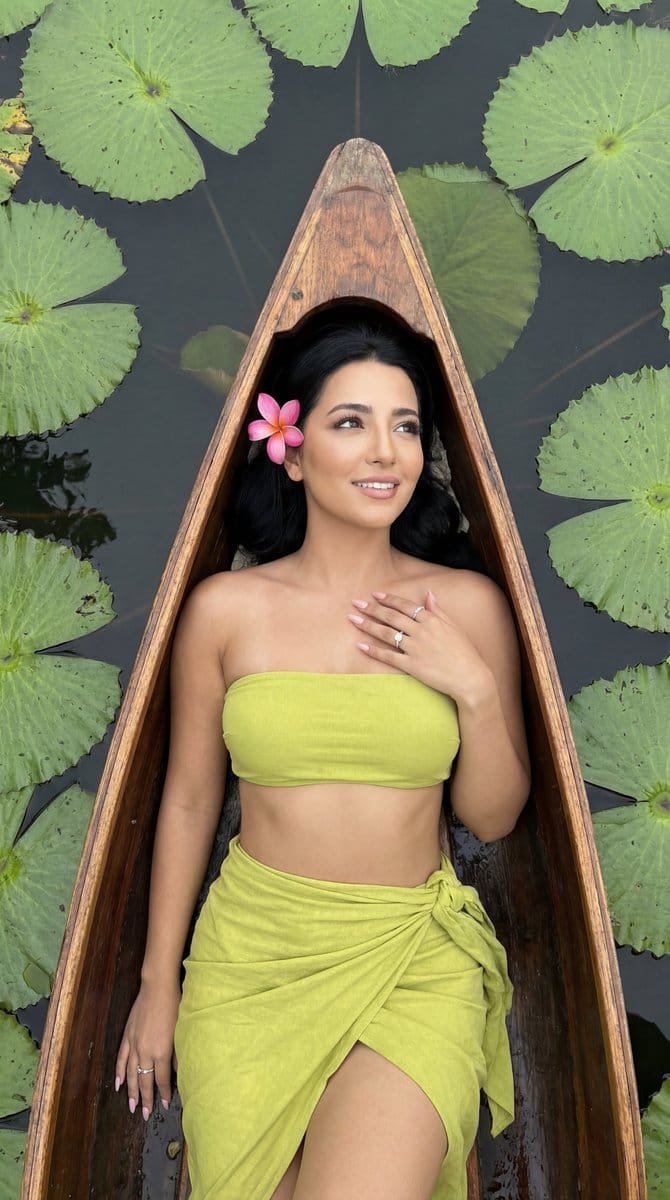 Photoreal Top-Down Fashion Editorial on a Boat with Lily Pads - AI 프롬프트