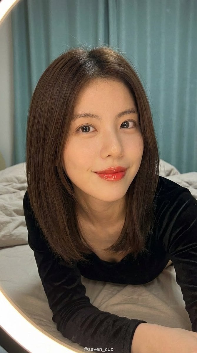 Photorealistic Close-up Portrait (Intimate Gaze, Velvet Top) - AI 프롬프트
