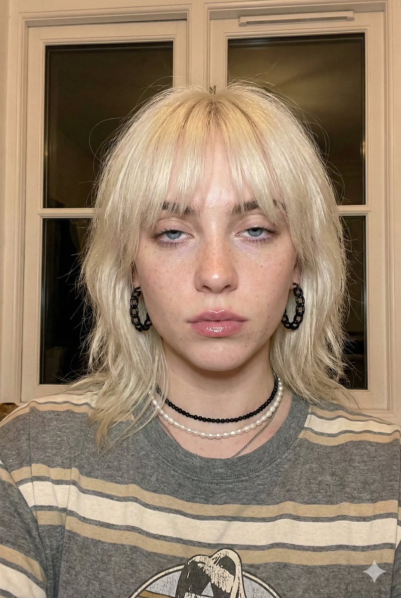 Preview image for Photorealistic Billie Eilish Selfie (Blonde Era) prompt
