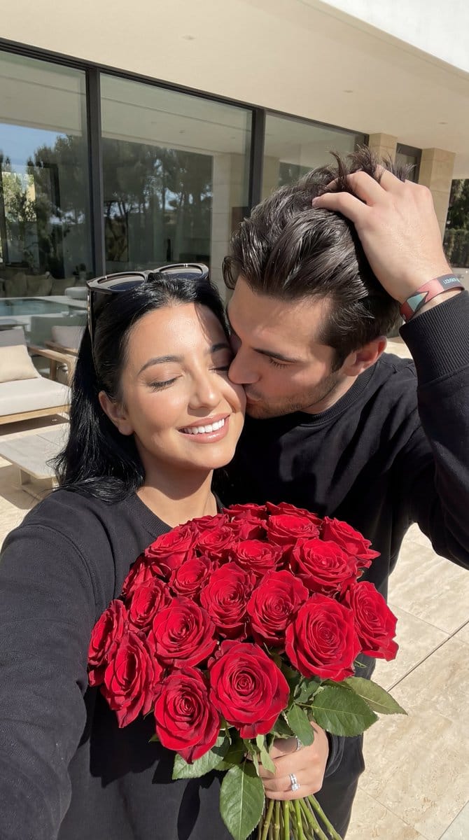 Photorealistic Couple Portrait with Harsh Midday Sun and Red Roses - AI 프롬프트