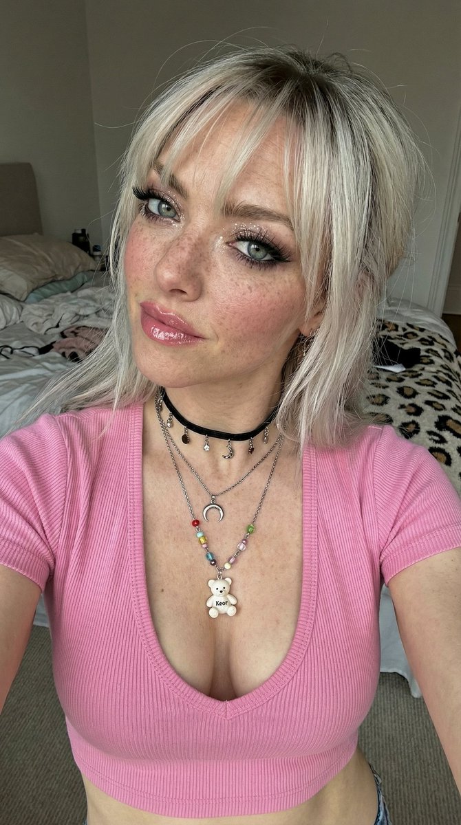 Photorealistic Influencer Close-up Selfie - AI Art AI Generated Artwork