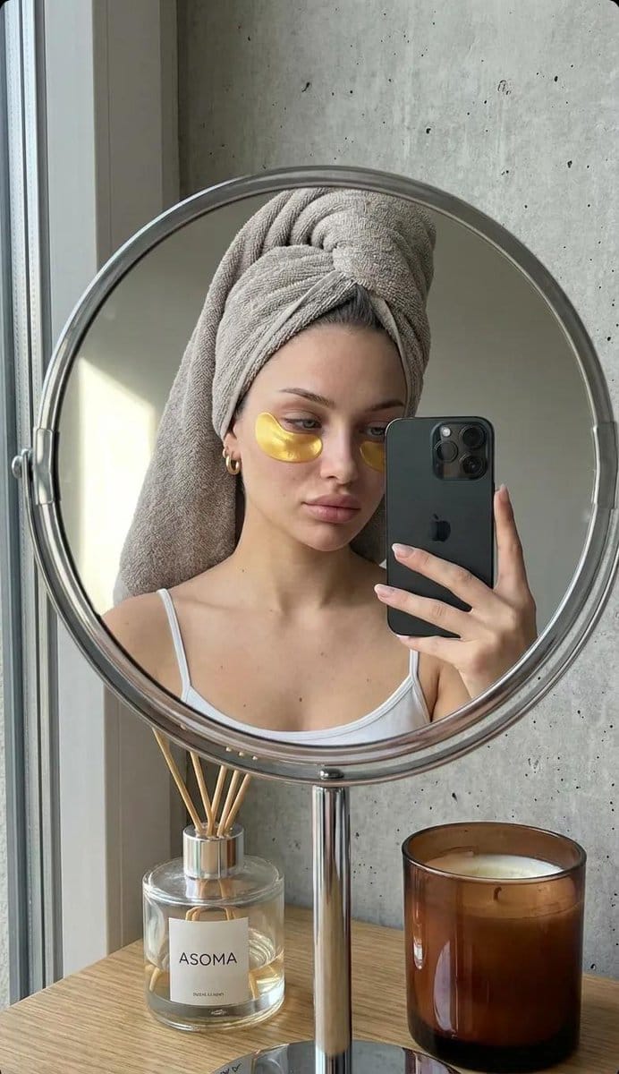 Photorealistic Mirror Selfie with Eye Patches and Turban - KI-Prompt