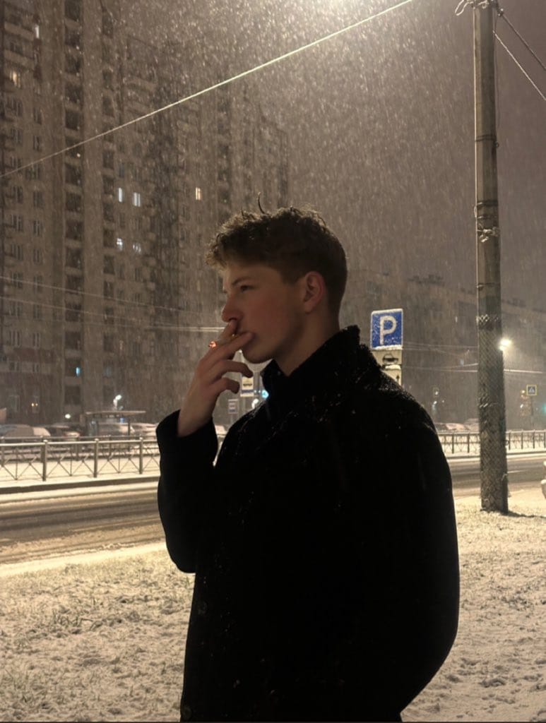 Photorealistic Night Portrait of Man Smoking in Snow - Prompt de IA