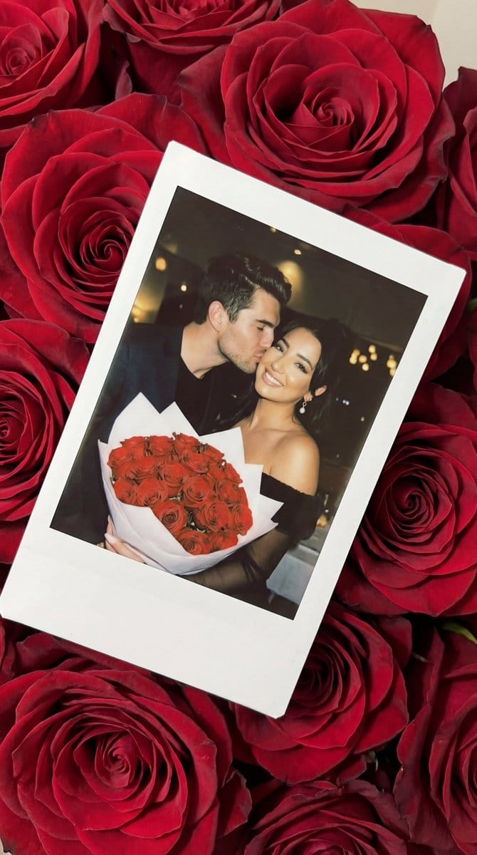 Photorealistic Polaroid Still Life on Red Roses Prompt - AI 프롬프트