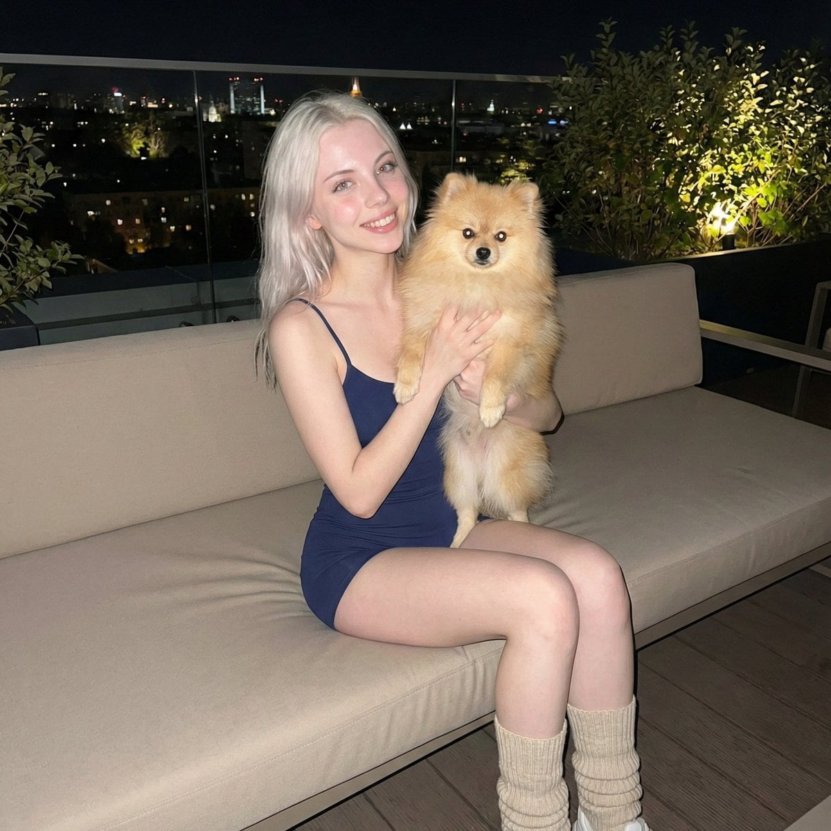 Photorealistic Portrait of Woman Holding a Pomeranian (iPhone Style) - AI 프롬프트