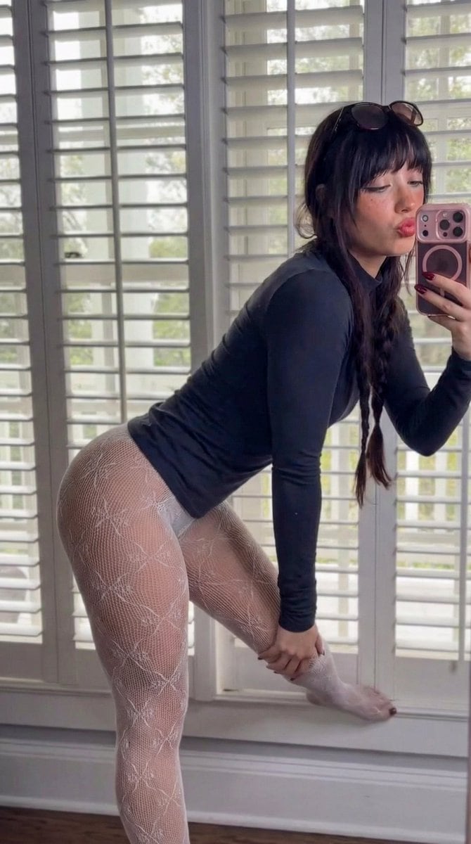 Photorealistic Side-Angle Mirror Selfie with Backlighting - KI-Prompt