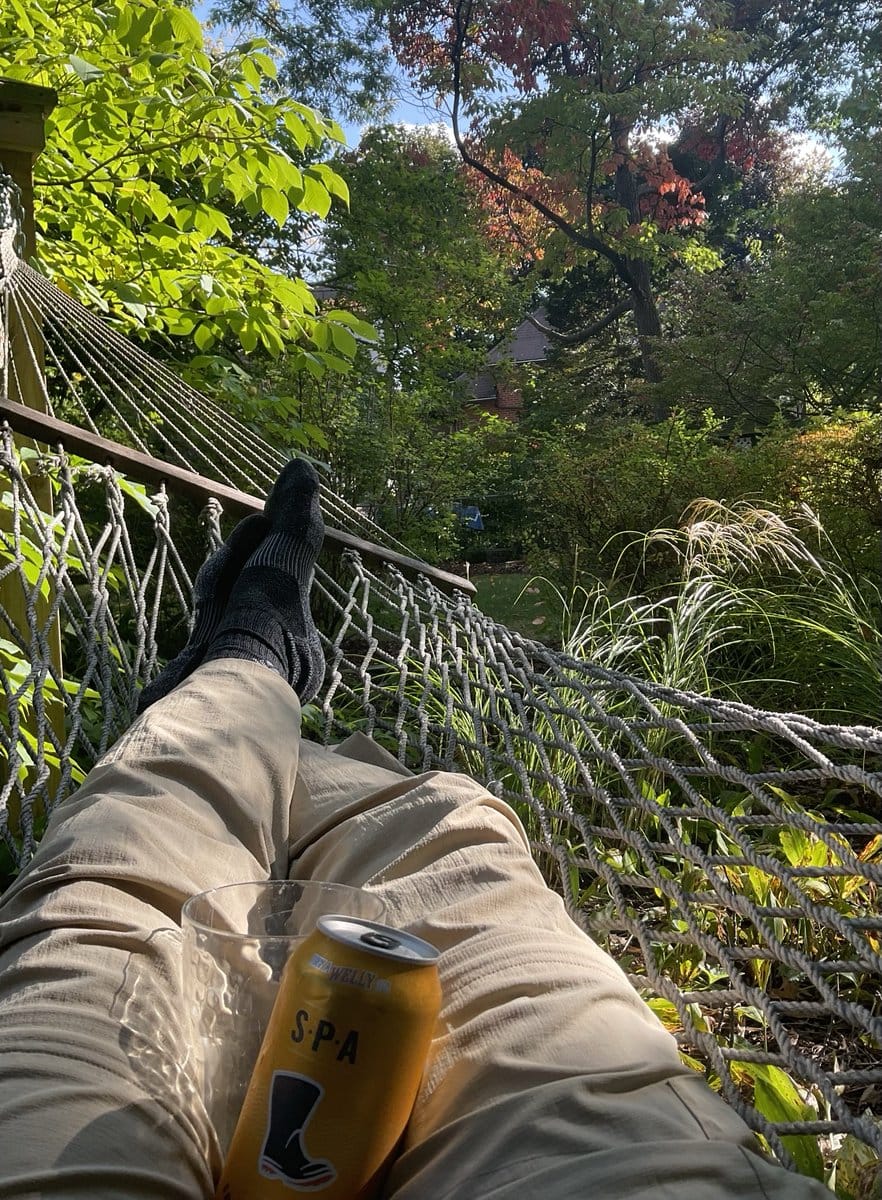 Physicist relaxing in a hammock with SPA drink - AIプロンプト