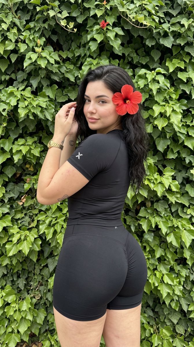 Preview image for Raw Outdoor iPhone Snap of a Curvy Woman prompt