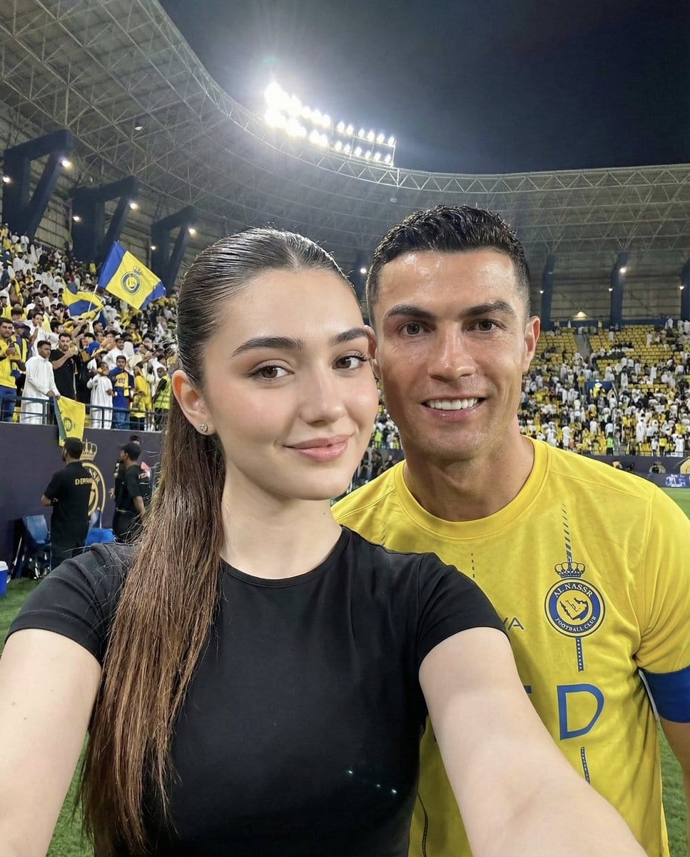 Ronaldo Stadium Selfie Identity Preservation Prompt - Prompt de IA