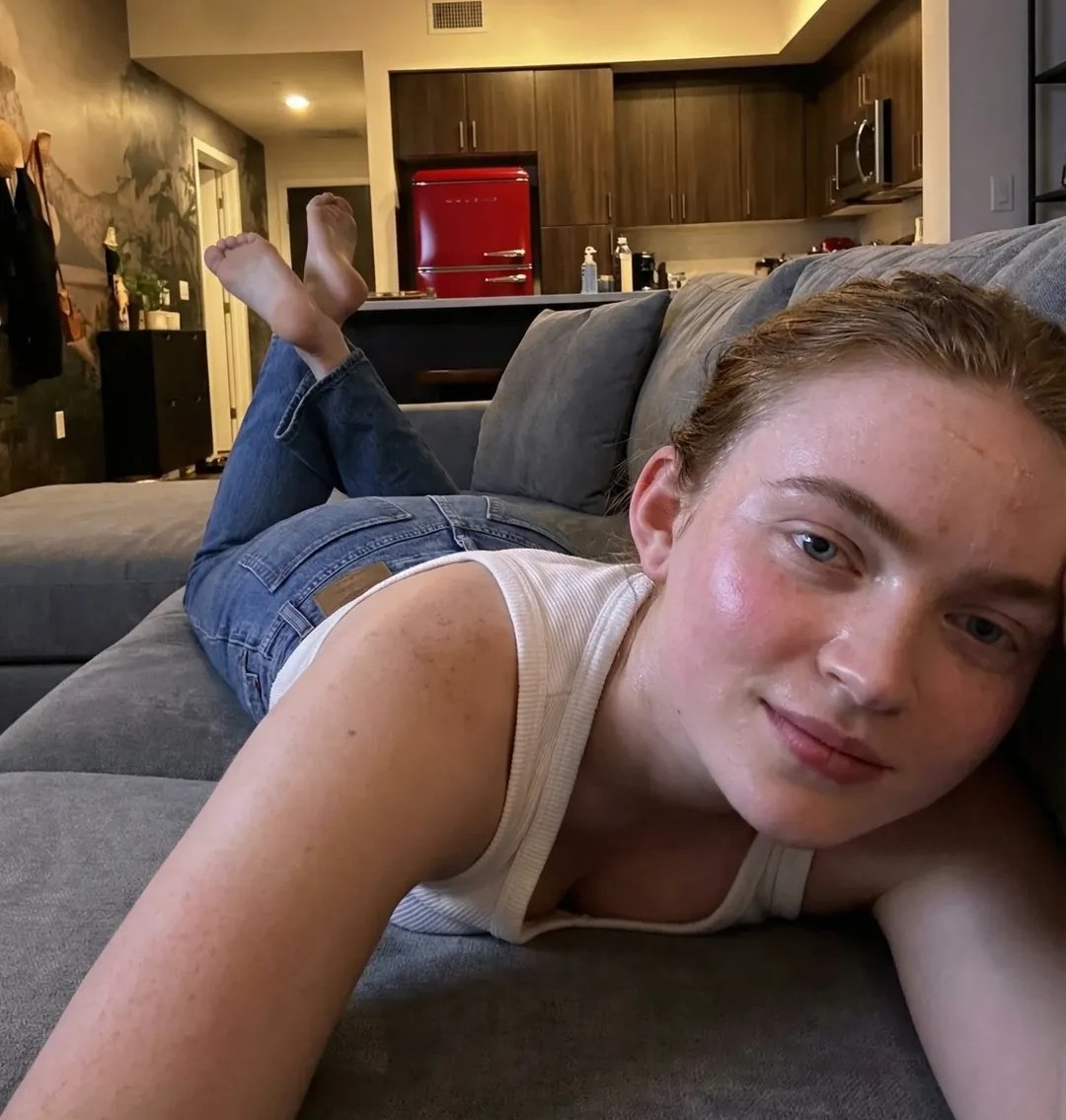 Preview image for Sadie Sink Photoshoot in a Modern Apartment prompt