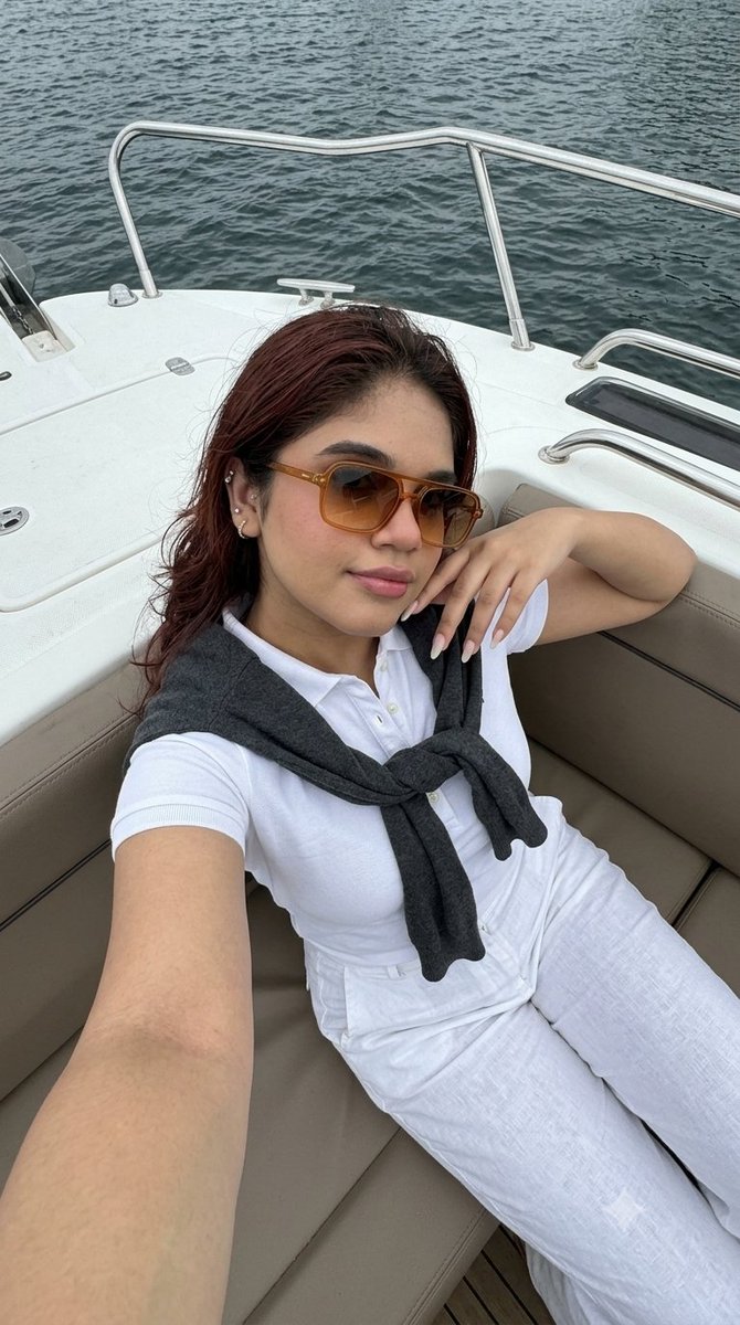 Preview image for Smartphone Selfie on Motorboat prompt