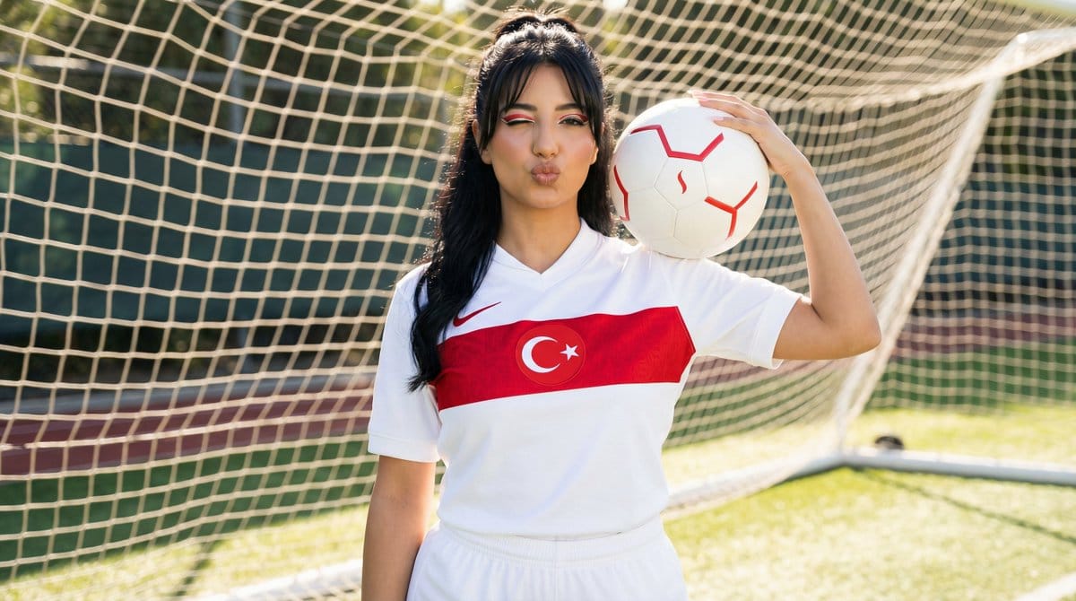Sporty Outdoor Portrait with Turkey Soccer Kit - Prompt de IA