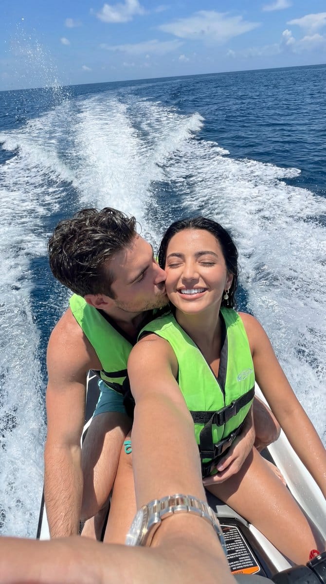 Ultra-Photorealistic Jet Ski Vacation Selfie Kiss - AIプロンプト